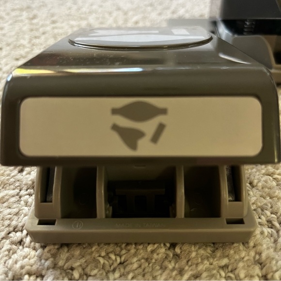 Stampin' Up! Paper Punch: Bow Builder Confetti Flowers Festive Flower Builder 3x - Picture 3 of 11